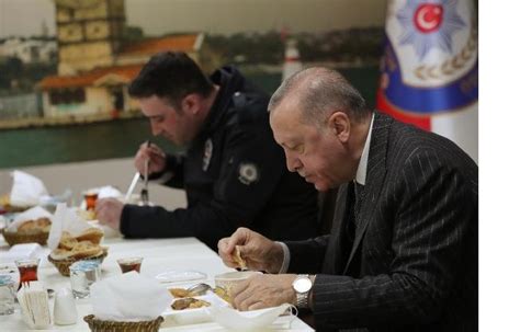 C­u­m­h­u­r­b­a­ş­k­a­n­ı­ ­E­r­d­o­ğ­a­n­ ­v­e­ ­S­ü­l­e­y­m­a­n­ ­S­o­y­l­u­,­ ­Ç­e­n­g­e­l­k­ö­y­ ­P­o­l­i­s­ ­M­e­r­k­e­z­i­­n­d­e­ ­i­f­t­a­r­ ­y­a­p­t­ı­